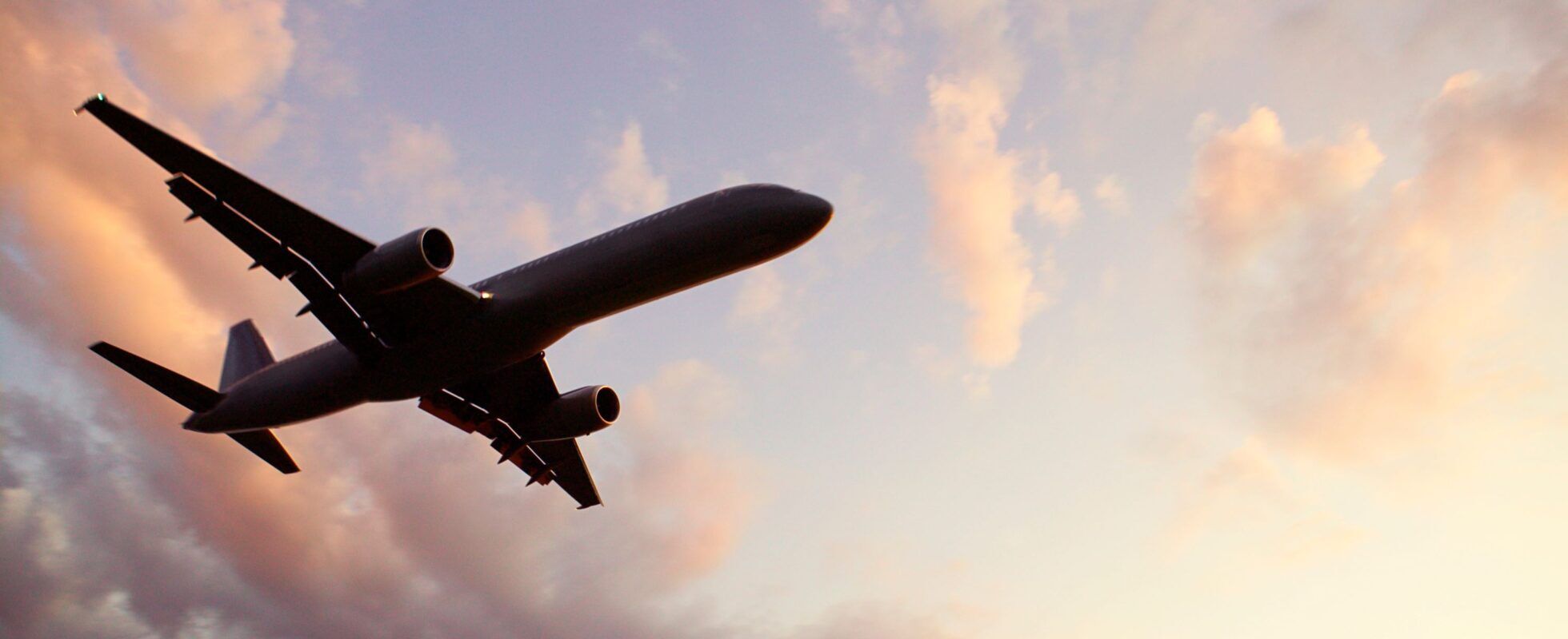 Avion vu de dessous devant les nuages