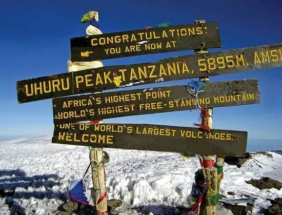 Voie Marangu 5 jours (4/5) | Kibo Huts (4 720 m) - Uhuru Peak (5 895 m) - Horombo Huts (3 720 m)